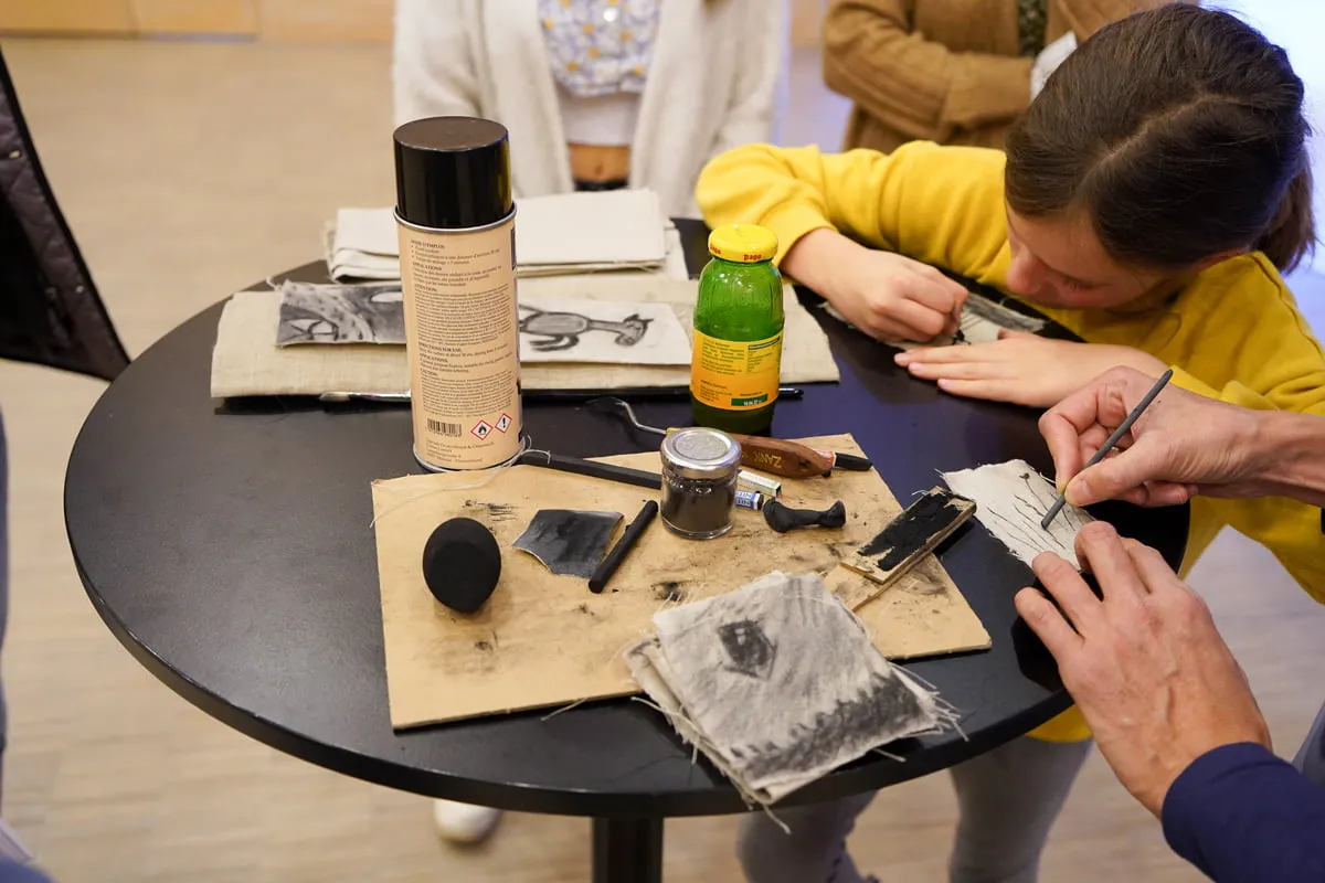 Ausstellungsraum mit Werken
