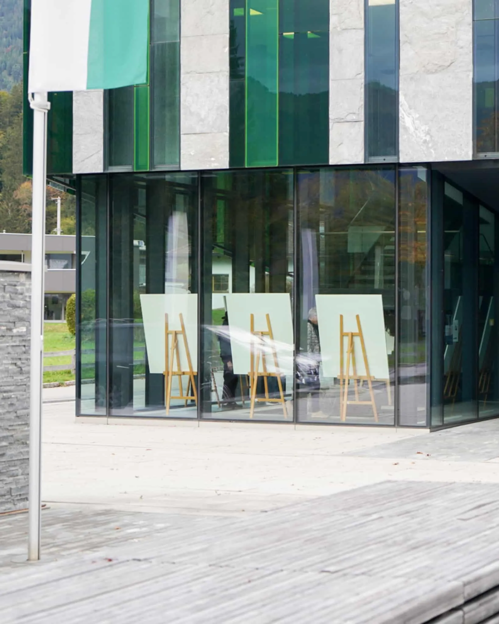 Besucher bei der Vernissage