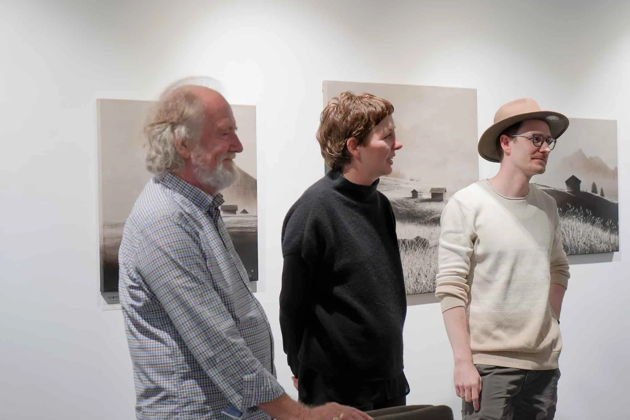 Besucher bei der Vernissage