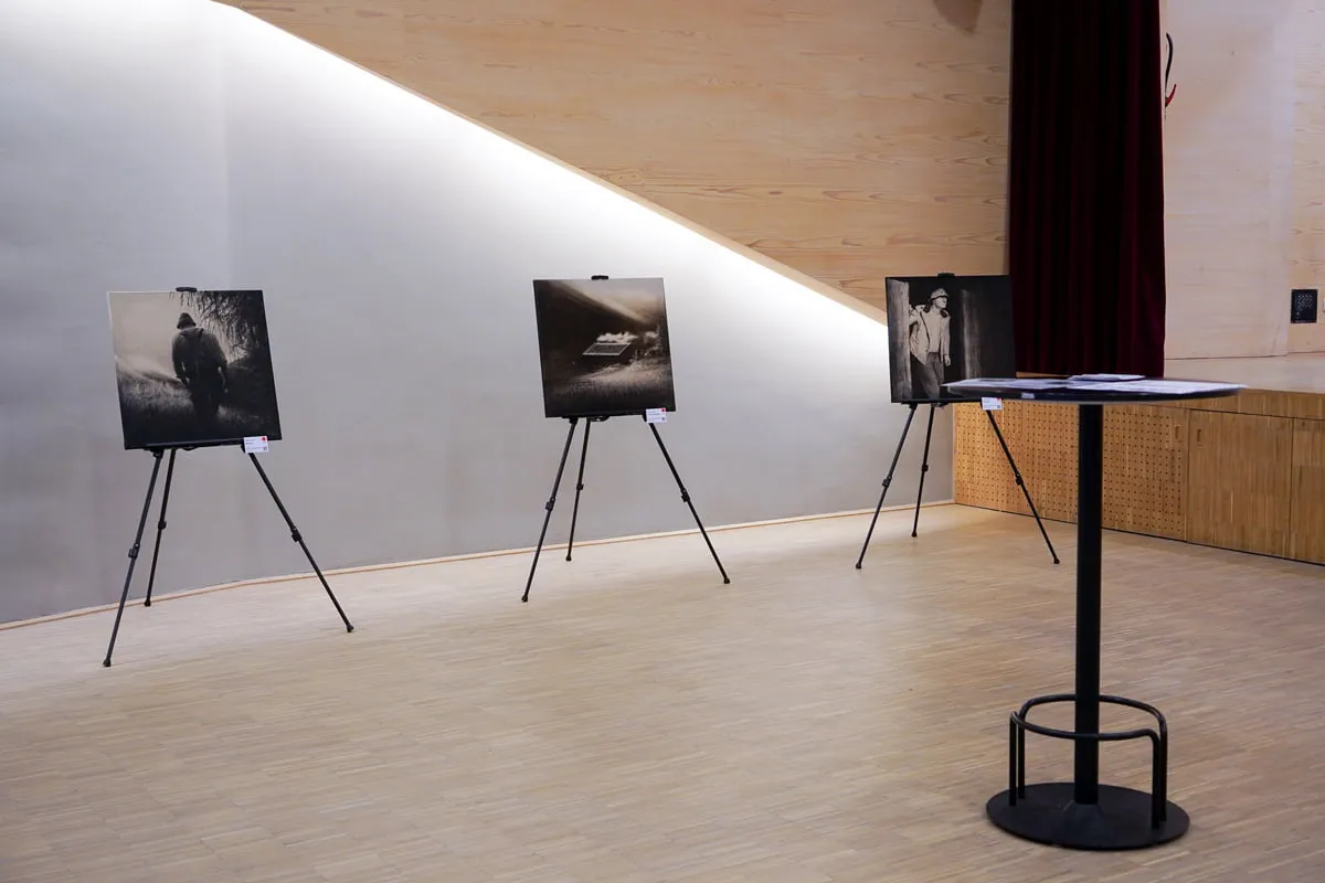 Gemälde in der Ausstellung im Haus Valgrata