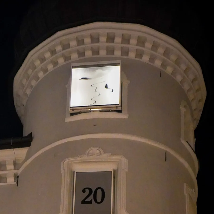 Das Gemälde Die Abfahrt im Fenster
