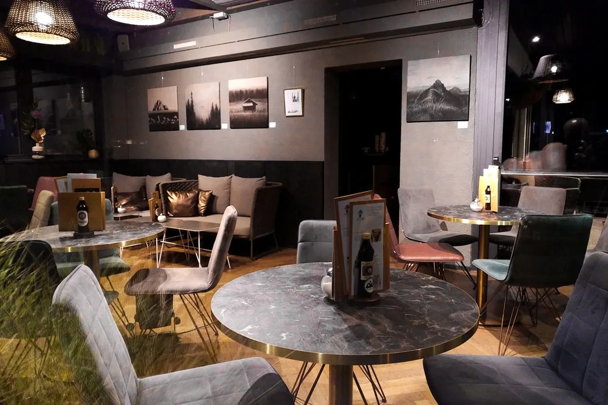 Kohlebilder an der Wand im Cafe
