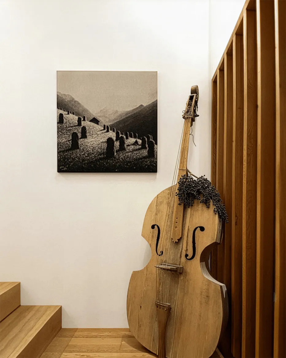 Kunstwerk neben einem Kontrabass