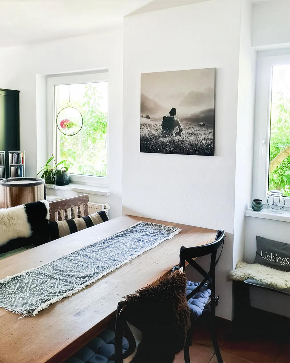 Kunstwerk über einem Esstisch