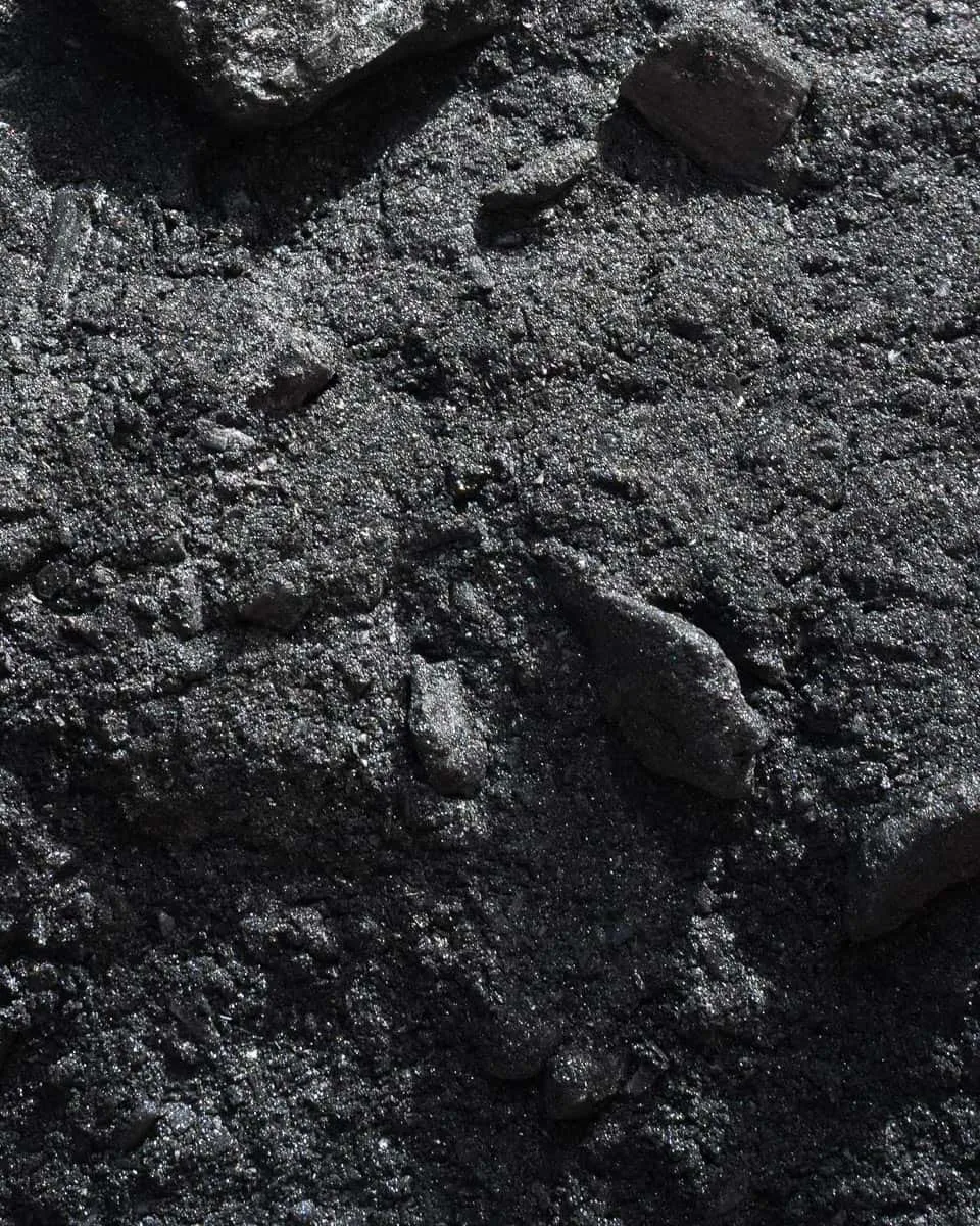 Kohle aus dem Rückwärtskraftwerk des Stanglwirts – das Material der Werkserie „Von der Glut zur Ruhe“